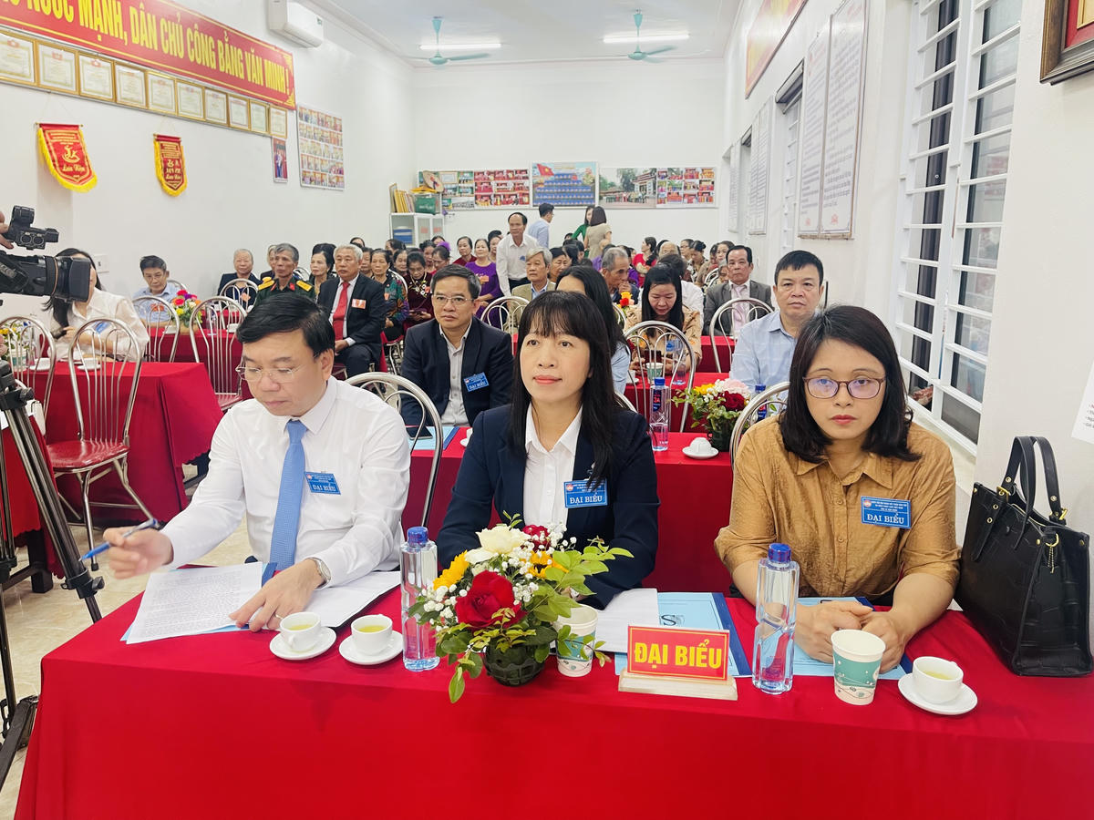 Cán bộ cùng dân vui văn nghệ, hái hoa dân chủ trong ngày hội Đại đoàn kết