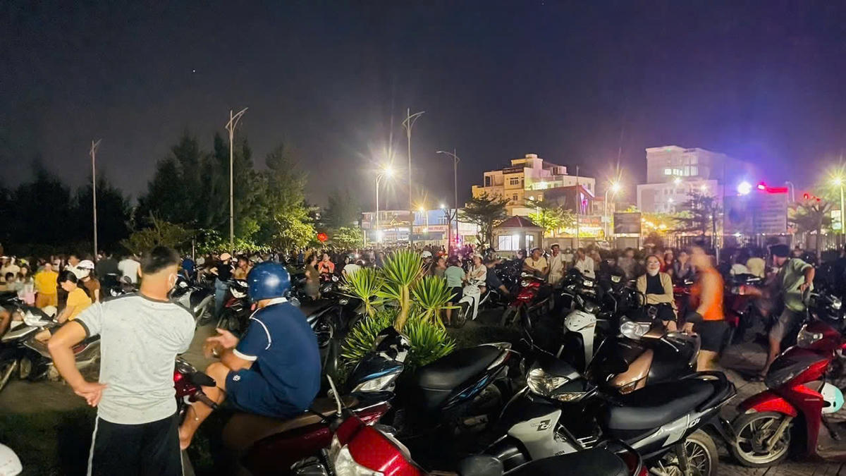 Người dân Lý Sơn vỡ oa vui mừng khi đón 3 người địa phương mất tích trên biển được cứu sống. Ảnh: CV.