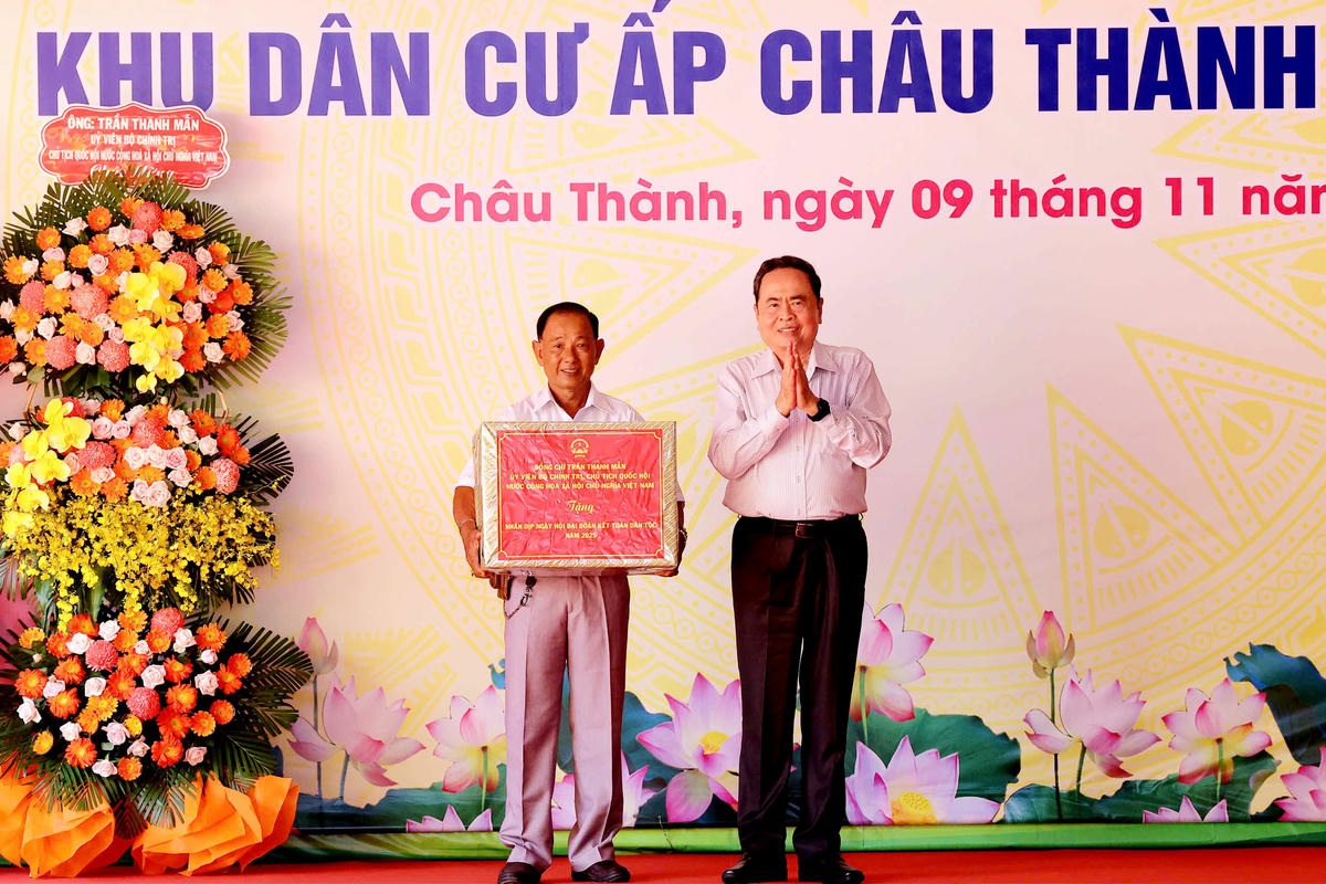 Chủ tịch Quốc hội Trần Thanh Mẫn tặng quà Khu dân cư Châu Thành. Ảnh Trung Phạm. 