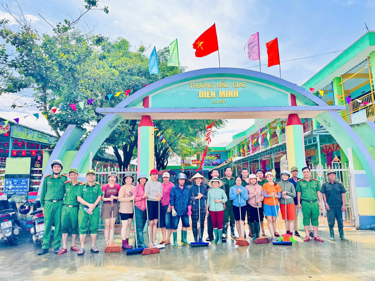 Sau khi dọn dẹp sạch sẽ cá chiến sĩ chụp ảnh lưu niệm với Trường Mẫu giáo Đện Minh. Ảnh: Phước Thành