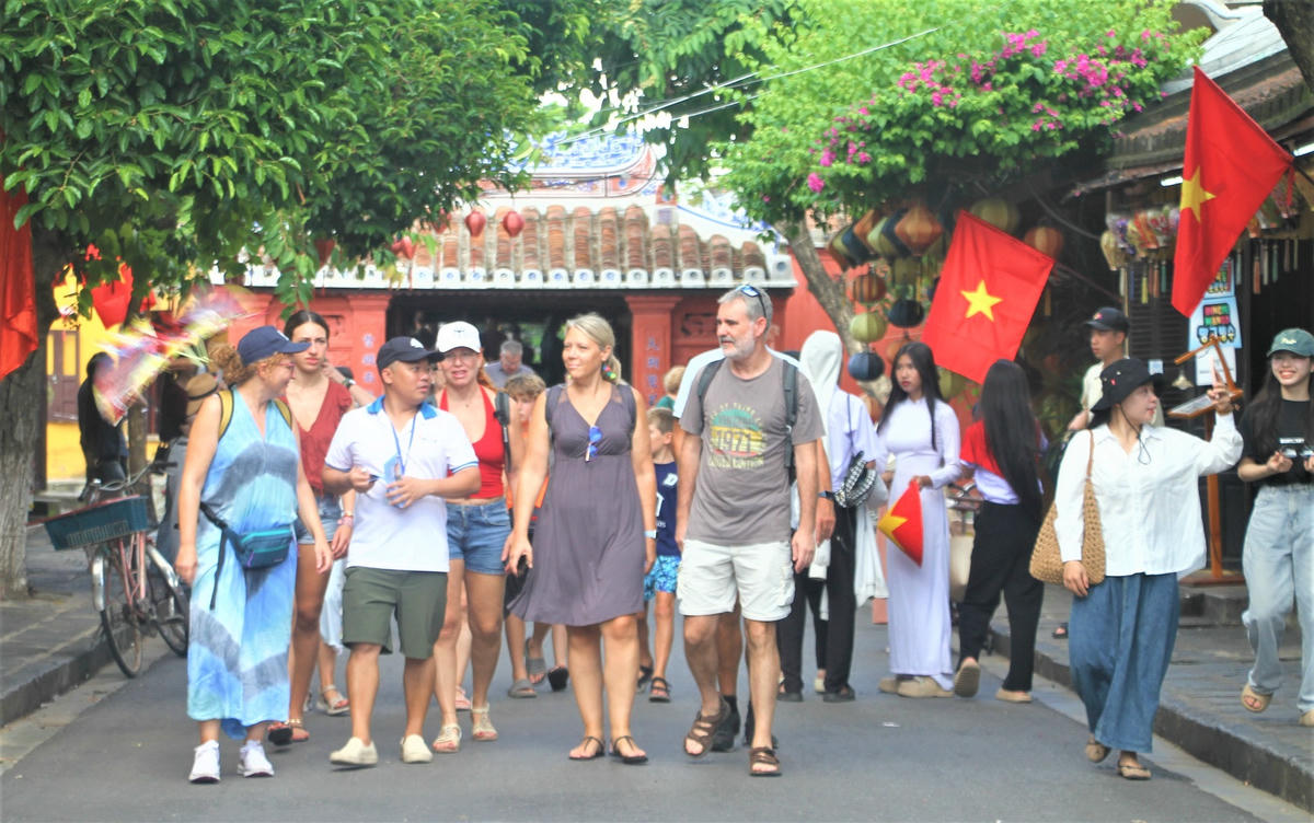 Du khách nước ngoài tham quan phố cổ Hội An. Ảnh: Tấn Thành.