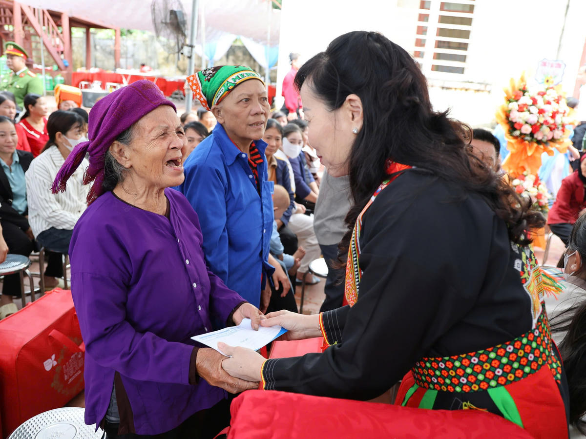 Chủ tịch Ủy ban MTTQ tỉnh Bắc Ninh Nguyễn Thị Hà tặng quà các hộ nghèo. 