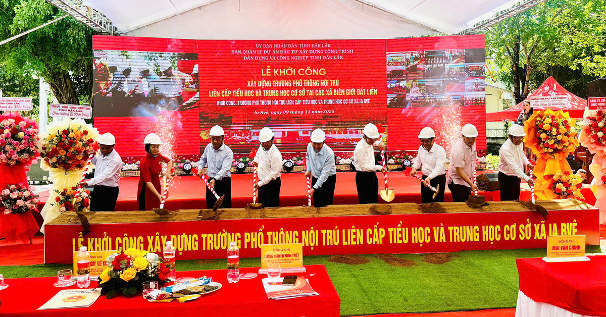 Các đại biểu động thổ khởi công Trường Phổ thông nội trú liên cấp Tiểu học – THCS xã Ia R’vê, huyện Ea Súp, tỉnh Đắk Lắk. Ảnh: Thanh Nga.