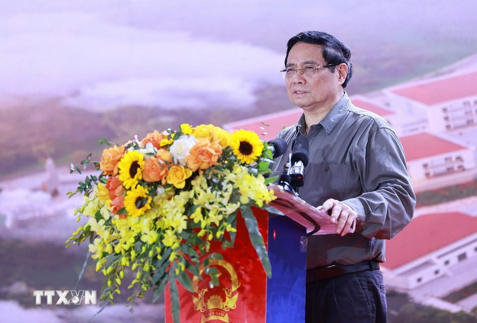 Thủ tướng Phạm Minh Chính phát biểu tại Lễ khởi công tại điểm Trường nội trú liên cấp Tiểu học và Trung học cơ sở xã Yên Khương, Thanh Hóa. (Ảnh: Dương Giang/TTXVN).