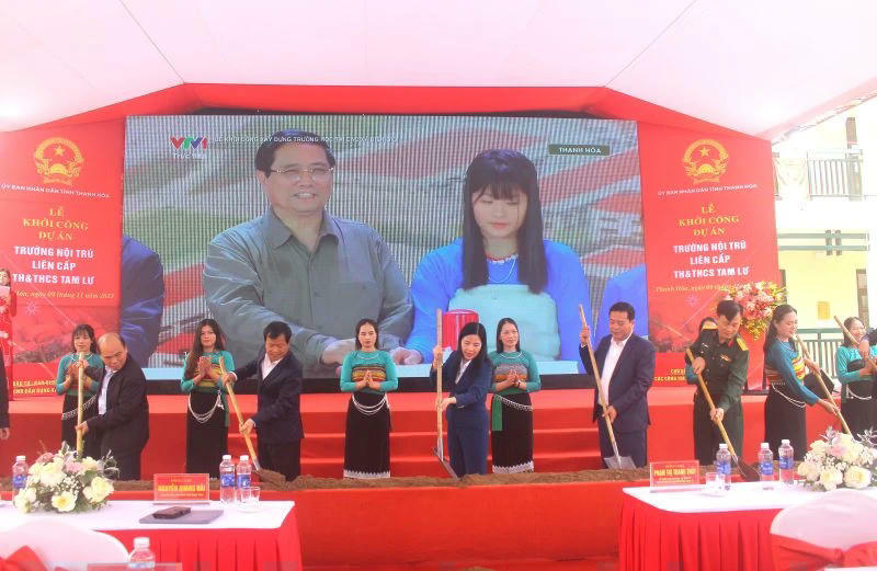 Bà Phạm Thị Thanh Thủy - Chủ nhiệm Ủy ban Kiểm tra Tỉnh ủy cùng các đại biểu thực hiện nghi thức động thổ khởi công công trình Trường nội trú liên cấp Tiểu học và THCS Tam Lư. Ảnh: Đình Giang