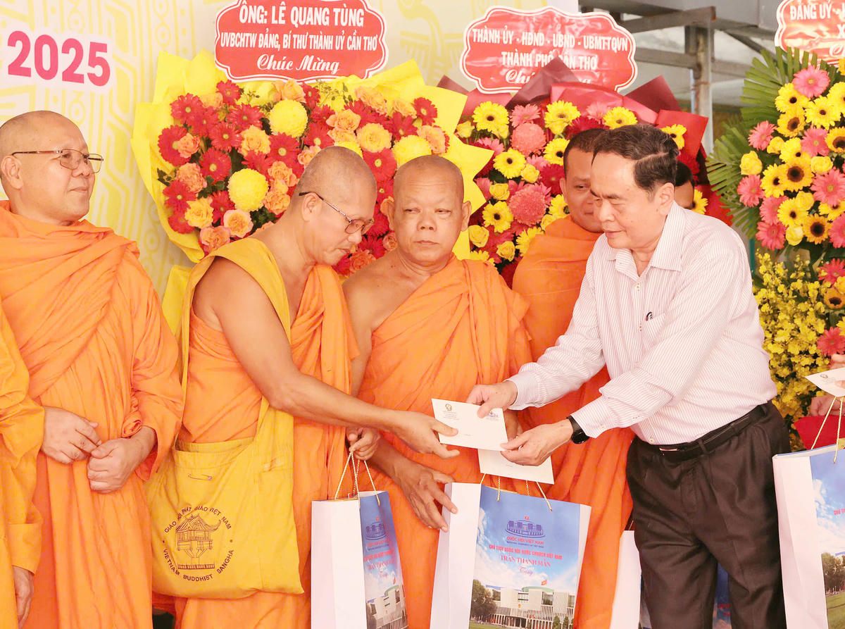 Chủ tịch Quốc hội Trần Thanh Mẫn tặng quà các chức sắc của TP Cần Thơ. Ảnh Trung Phạm. 