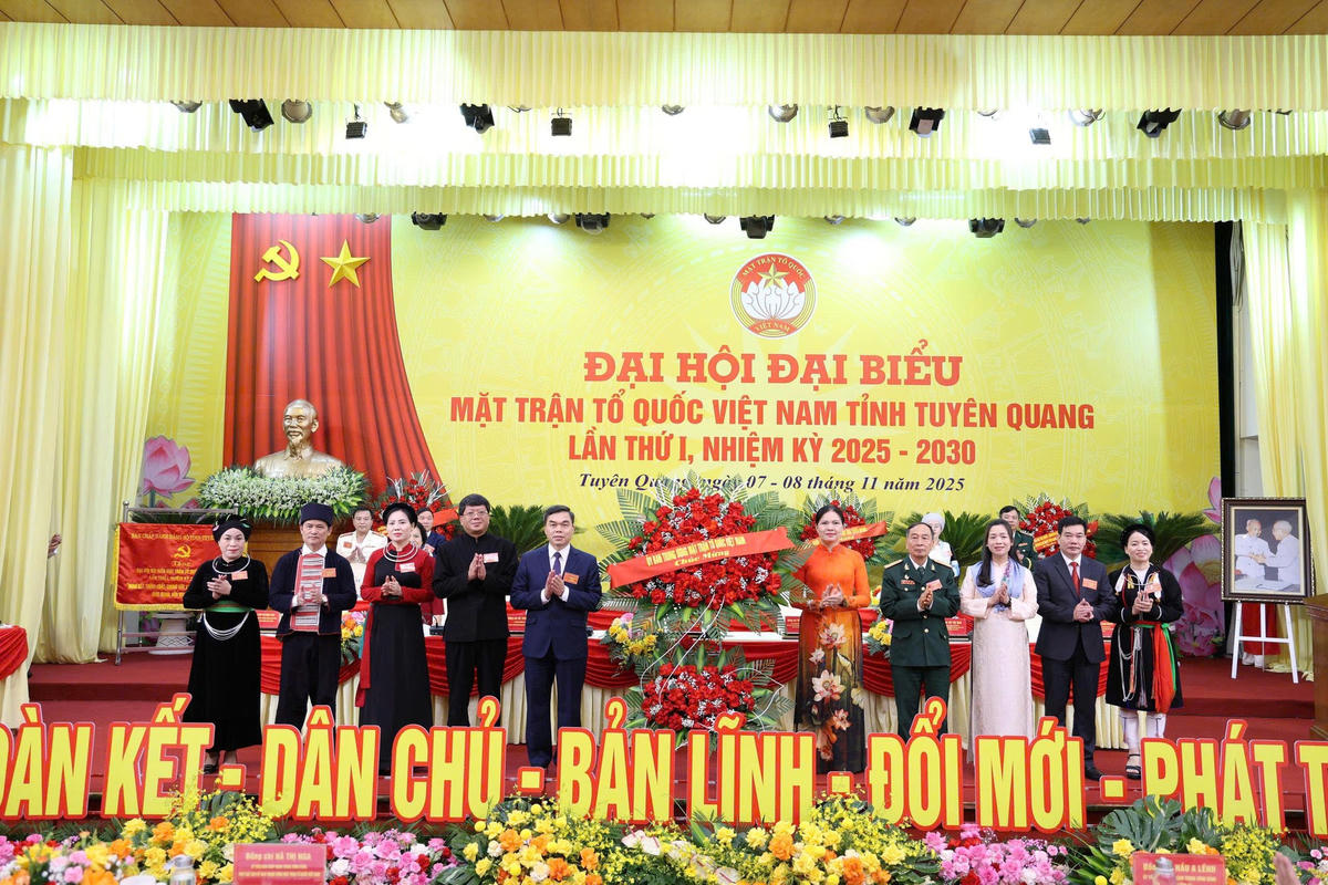 Ủy viên Trung ương Đảng, Phó Chủ tịch Ủy ban Trung ương MTTQ Việt Nam Hà Thị Nga chúc mừng Đại hội. Ảnh: M.T.