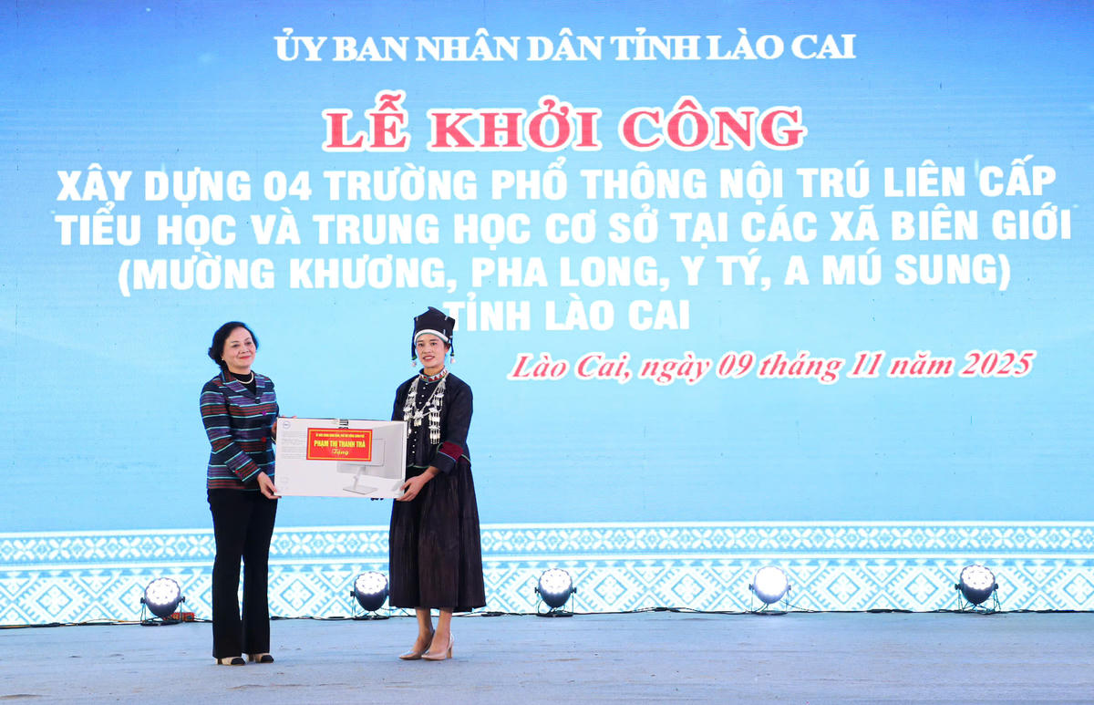 Phó Thủ tướng Phạm Thị Thanh Trà trao tặng quà cho Trường Mầm non Mường Khương