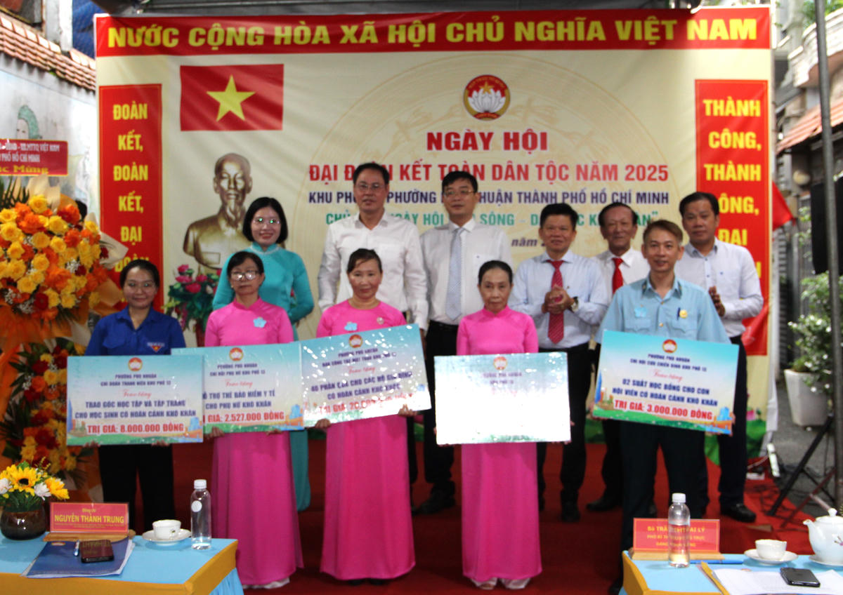 Lãnh đạo Mặt trận thành phố và lãnh đạo phường Phú Nhuận chứng kiến đăng ký thi đua xây dựng địa bàn dân cư năm 2026. Ảnh: Q.Đ.