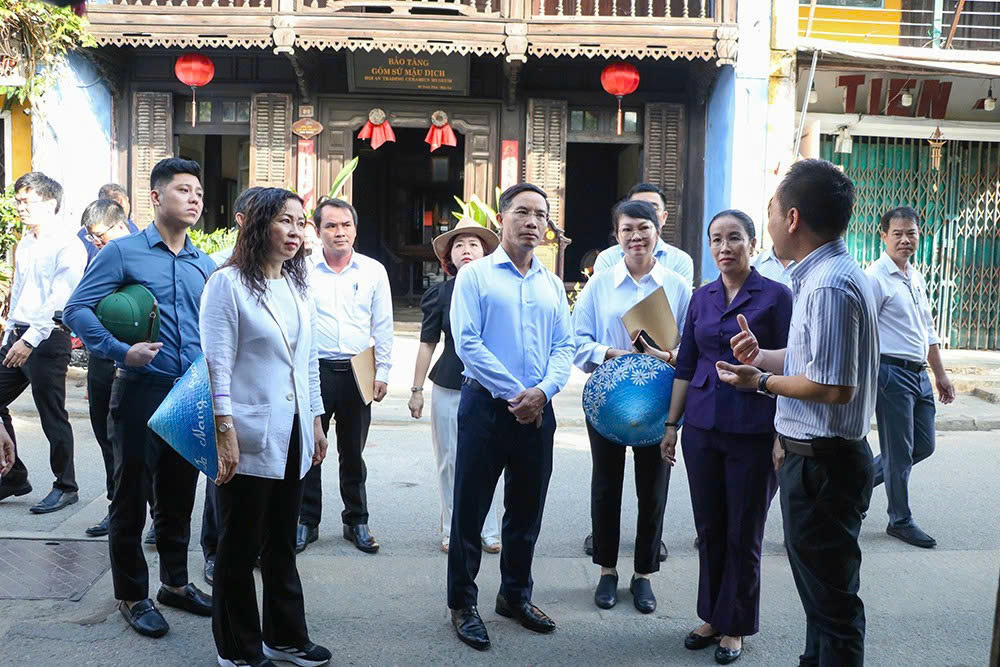 Ông Phạm Đức Ấn, Chủ tịch UBND TP Đà Nẵng (ở giữa) nghe đại diện Trung tâm Bảo tồn Di sản văn hóa thế giới Hội An báo cáo tình hình xuống cấp các di sản. Ảnh: CV.