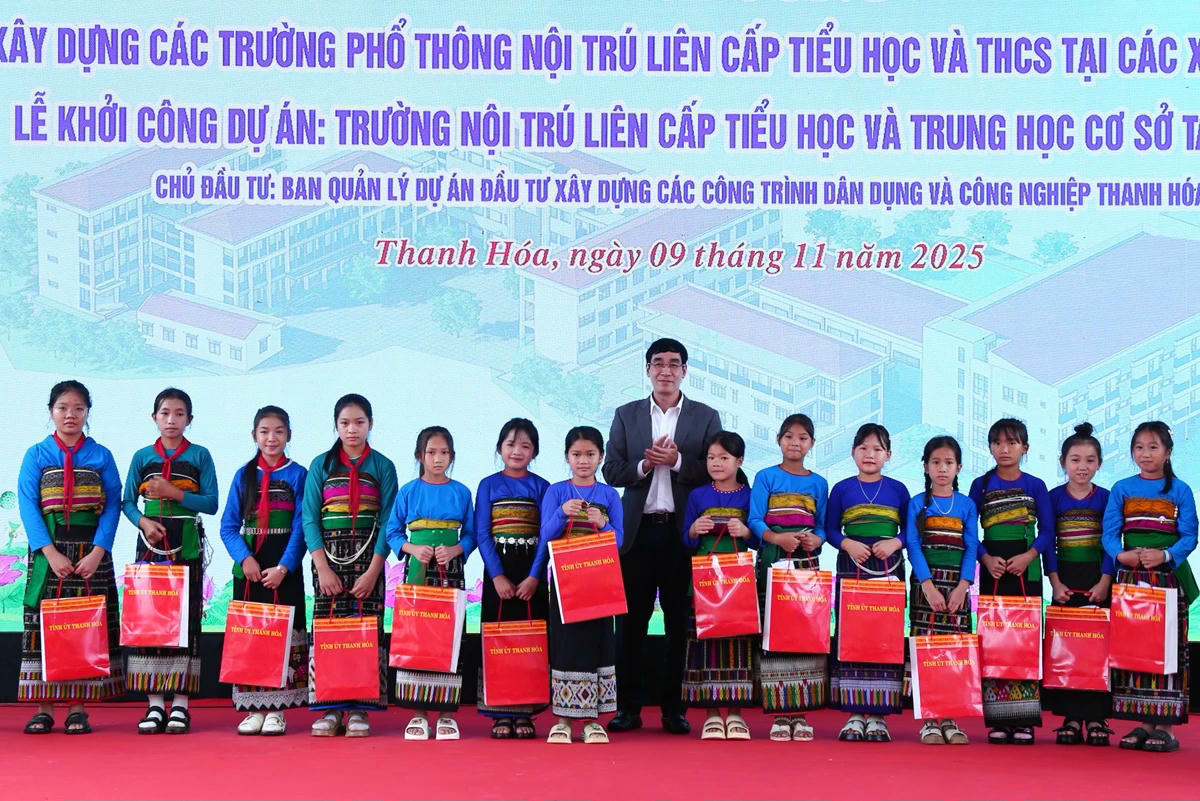 Trưởng Ban Nội chính Tỉnh ủy Nguyễn Ngọc Tiến trao quà tặng các em học sinh Trường Tiểu học và THCS Tam Thanh. Ảnh: Quốc Hương