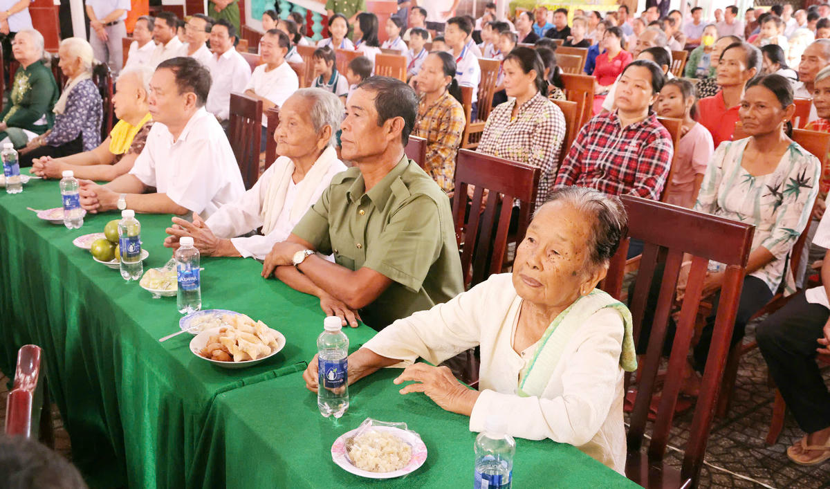 Đông đảo bà con khu dân cư Châu Thành dự ngày hội Đại đoàn kết toàn dân tộc. Ảnh Trung Phạm 