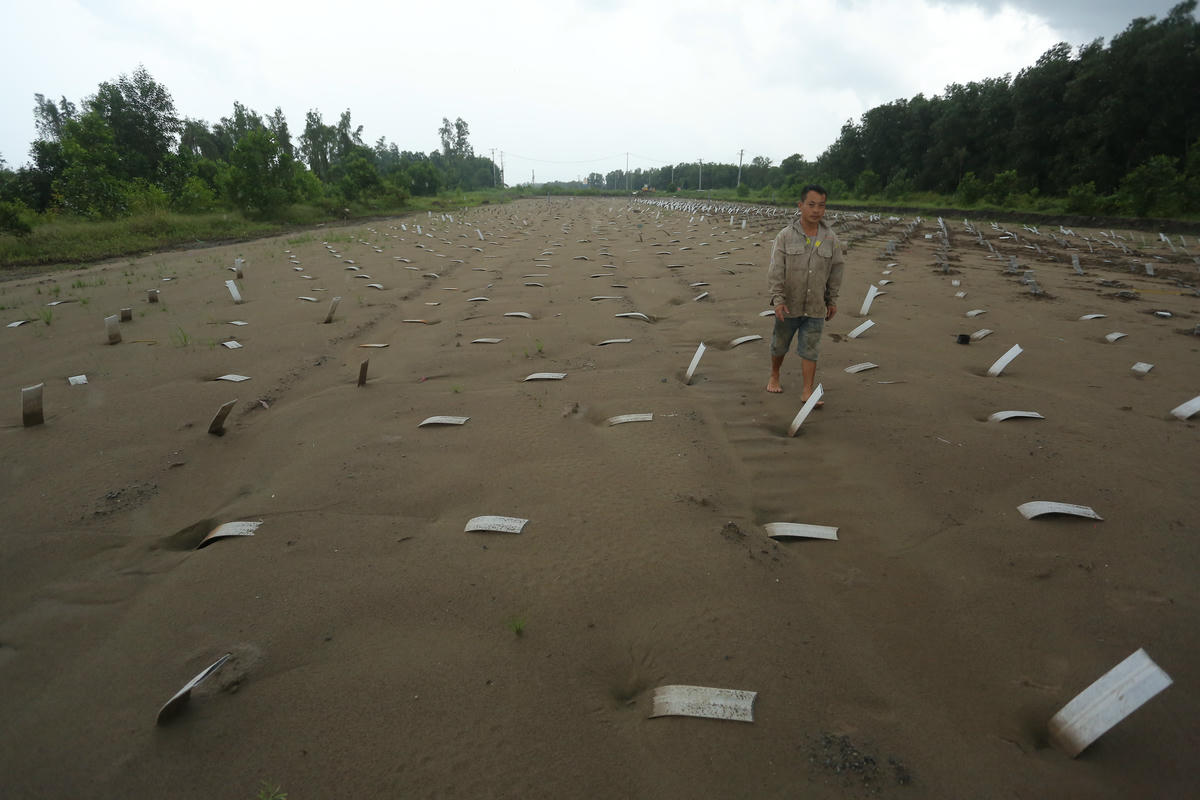 Một khu vực khác của dự án ở xã Vĩnh Lộc cũng trong giai đoạn đắp đất nền. Ảnh: Đ.Xá.