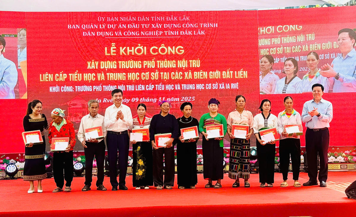 Phó Thủ tướng Mai Văn Chính, Chủ tịch UBND tỉnh Đắk Lắk Tạ Anh Tuấn tặng quà cho các gia đình khó khăn trên địa bàn. Ảnh: Thanh Nga.