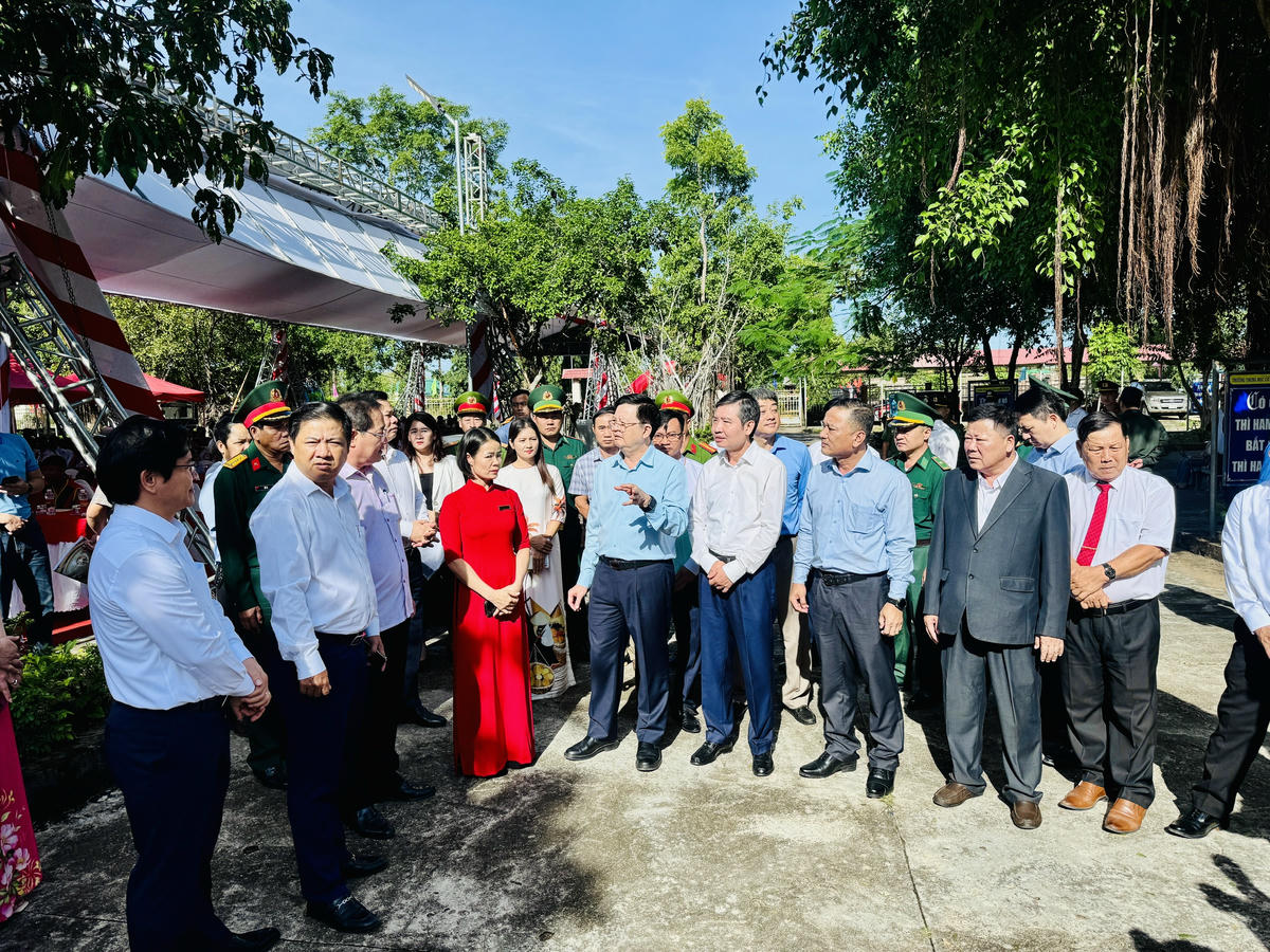 Bà Nguyễn Thị Trâm- Hiệu trưởng Trường THCS Nguyễn Thị Định xã Ia R’vê báo cáo với Phó Thủ tướng và lãnh đạo tỉnh về tình hình hoạt động của nhà trường. Ảnh: Thanh Nga.