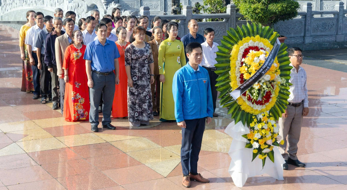 Đoàn đại biểu Ủy ban MTTQ Việt Nam tỉnh Qảung Ngãi dâng hoa, dâng hương tưởng niệm các Anh hùng Liệt sĩ tại Nghĩa trang Liệt sĩ phường Đăk Cấm. Ảnh: CV.