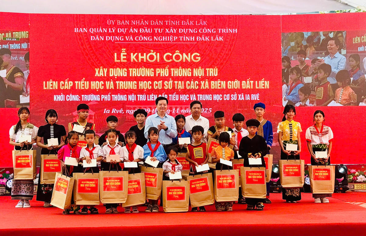 Phó Thủ tướng Mai Văn Chính, Chủ tịch UBND tỉnh Đắk Lắk Tạ Anh Tuấn tặng quà cho các em học sinh. Ảnh: Thanh Nga.
