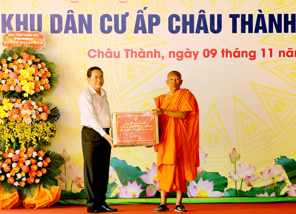 Chủ tịch Quốc hội Trần Thanh Mẫn tặng quà đại diện Chùa Tum Núp. Ảnh Trung Phạm. 