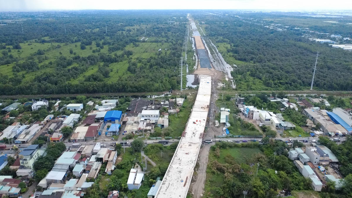 Cầu vượt qua đường Nguyễn Văn Bứa (xã Xuân Thới Sơn) đã cơ bản hoàn thành. Ảnh: Đ.Xá.