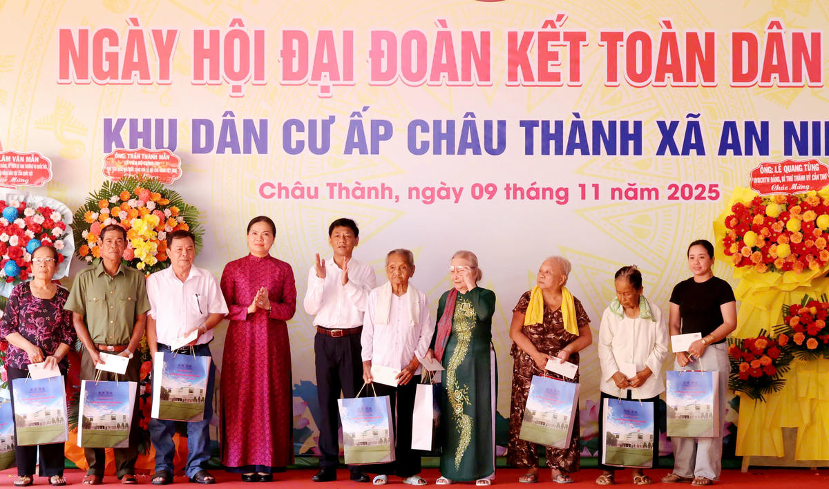 Chủ tịch Hội đồng Dân tộc Lâm Văn Mẫn và Phó Chủ tịch UBTƯ MTTQ Việt Nam Hà Thị Nga tặng quà các gia đình chính sách trên địa bàn thành phố Cần Thơ. Ảnh Trung Kiên. 
