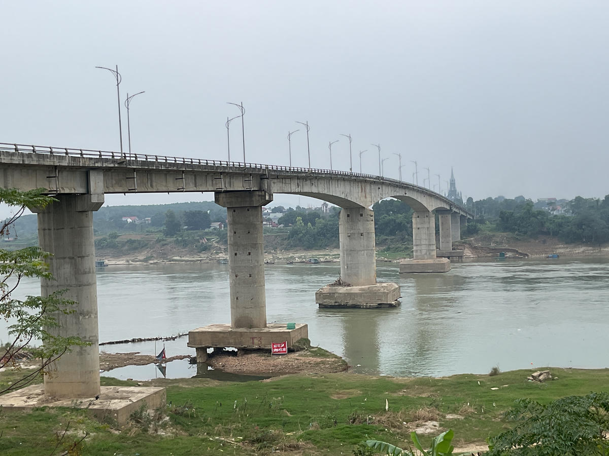 Cầu Sông Lô được bảo vệ hiện trường trong khi người dân lưu thông hạn chế qua cầu. Ảnh: Tùng Duy.