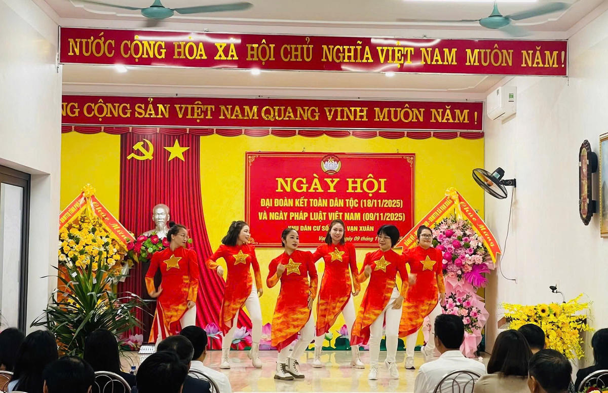 Cán bộ cùng dân vui văn nghệ, hái hoa dân chủ trong ngày hội Đại đoàn kết
