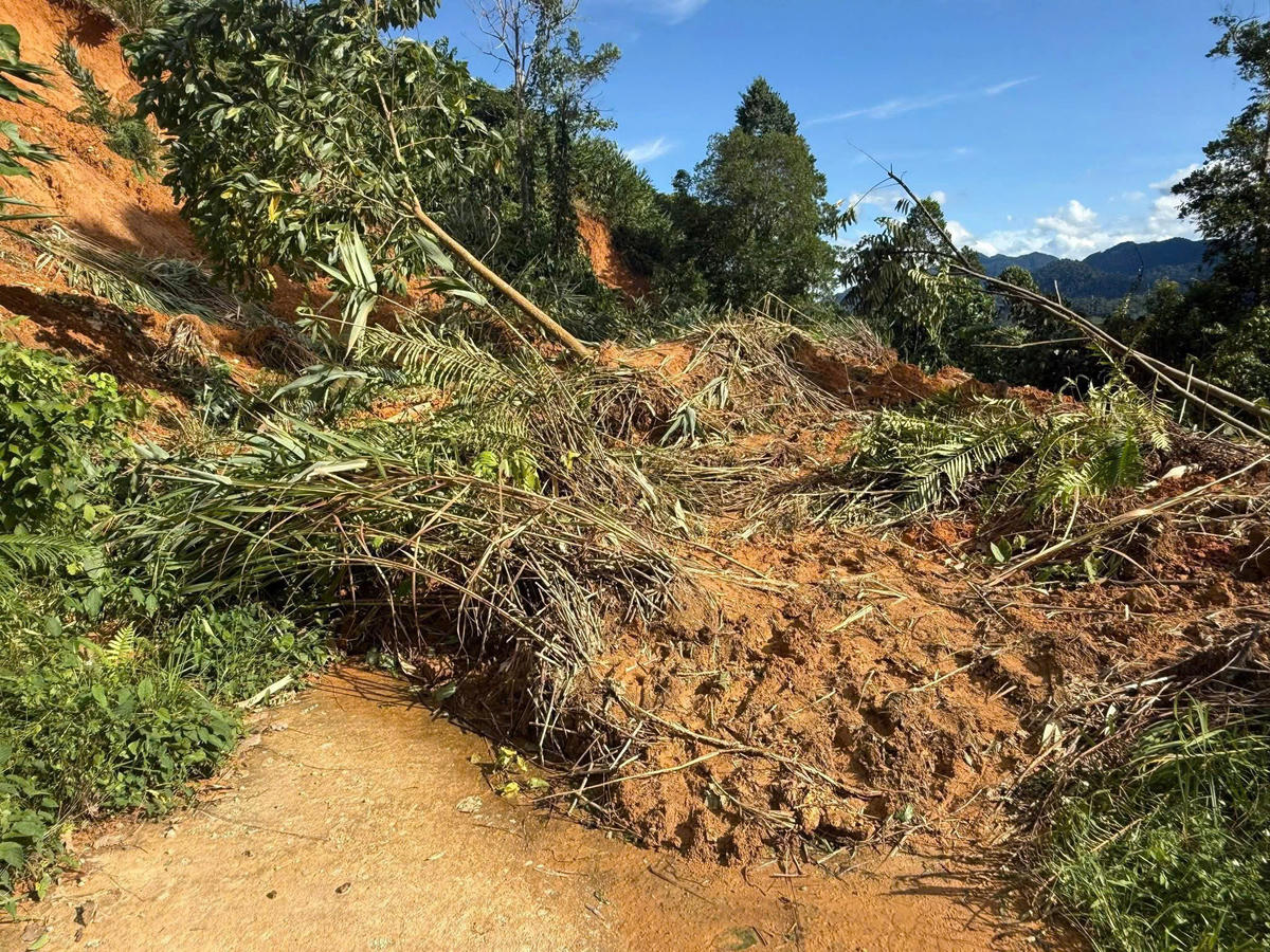 Một số tuyến đường trên địa bàn xã Trà Leng sạt lở nghiêm trọng. Ảnh: Tấn Thành.