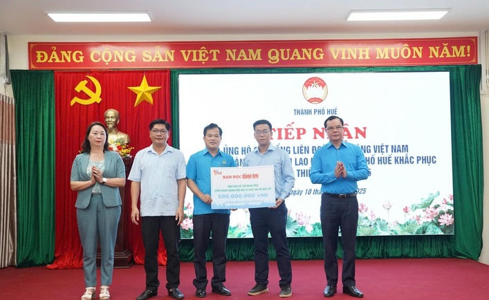 Ông Nguyễn Đình Khang, Phó chủ tịch UBTƯ MTTQ Việt Nam, Chủ tịch Tổng liên đoàn Lao động Việt Nam (ngoài cùng bên phải) cùng đại diện báo Tuổi Trẻ trao ủng hộ của bạn đọc báo cho Ủy ban MTTQ Việt Nam TP Huế, Liên đoàn Lao động TP Huế. Ảnh: Lê Hoàng&nbsp;