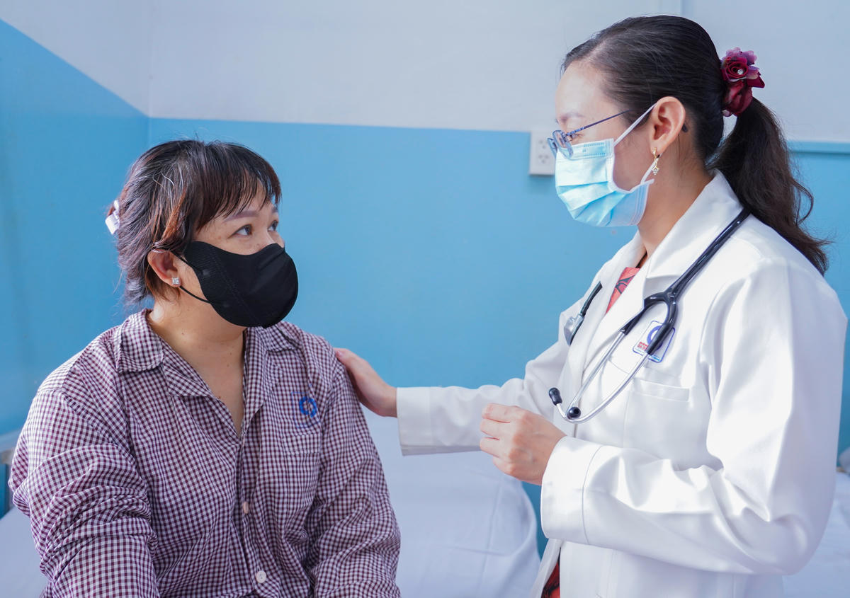 Bác sĩ khám và theo dõi sức khỏe cho bệnh nhân bị ngộ độc thực phẩm sau khi ăn bánh mì cóc. Ảnh: BV