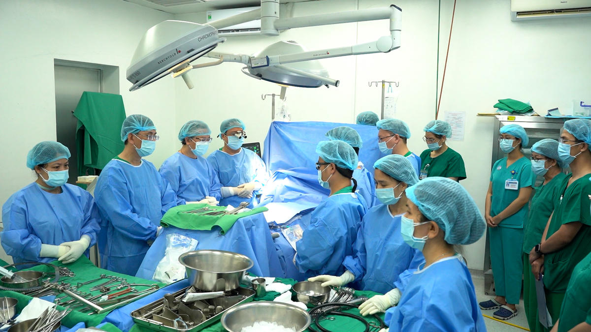 Giây phút mặc niệm của đội ngũ y bác sĩ dành cho người hiến tạng. Ảnh: BV