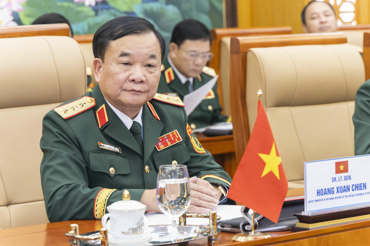 Thượng tướng Hoàng Xuân Chiến phát biểu tại đối thoại. Ảnh: Quang Vinh.