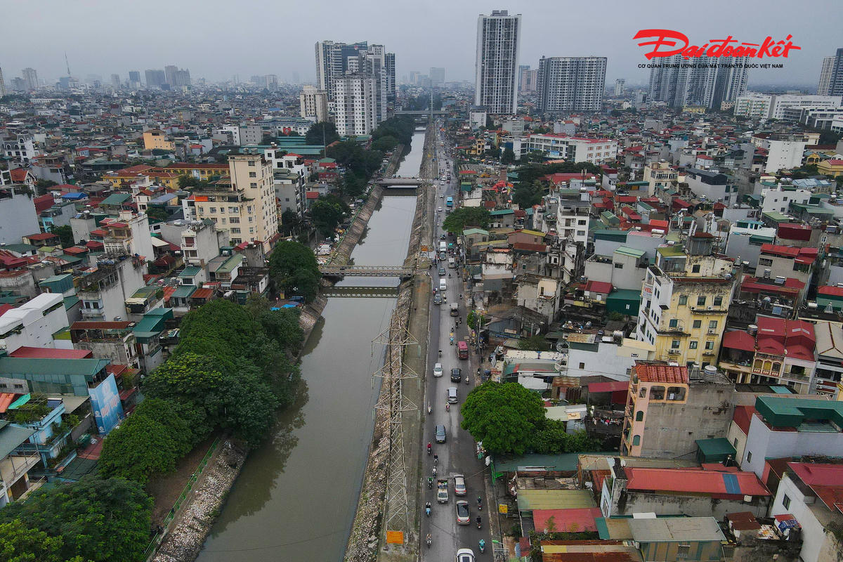 "Nhà tôi có 2 chị em, nếu cầm 1 tỷ đồng chia đôi, mỗi người được 500 triệu đồng, thử hỏi làm sao mua nổi một cái nhà tái định cư ở Hà Nội bây giờ? Với số tiền đó, chúng tôi không thể dọn đi đâu được. Nguyện vọng của tôi là được đền bù thỏa đáng theo Luật đất đai 2024", bà Hoa nói.