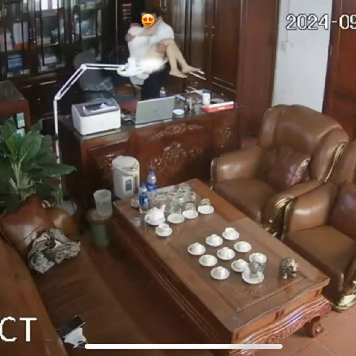 Hình ảnh ông Nguyễn Văn Đạt có hành vi thiếu chuẩn mực với phụ nữ ngay tại phòng làm việc. Ảnh: Cắt từ Clip.