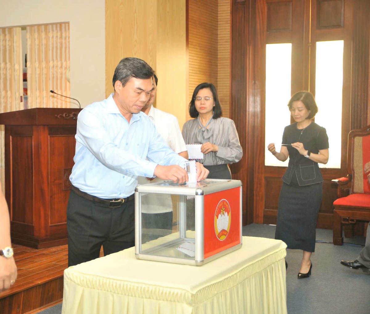 Phó Bí thư Tỉnh ủy, Chủ tịch Ủy ban MTTQ Việt Nam tỉnh Tuyên Quang Ma Thế Hồng tham gia ủng hộ tại Lễ phát động. Ảnh: X.T.