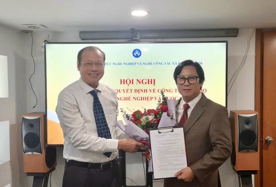 Nhà báo Lê Anh Đạt nhận quyết định làm Tổng biên tập Tạp chí Nghề nghiệp và Cuộc sống.