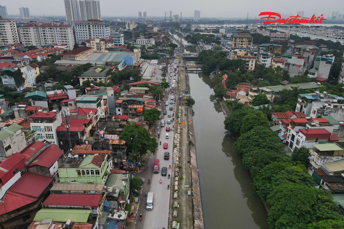 Dự án đầu tư xây dựng đường Tam Trinh dài khoảng 3,5 km được UBND TP Hà Nội phê duyệt chủ trương đầu tư năm 2012, khởi công năm 2016, dự kiến hoàn thành sau 3 năm. Tuy nhiên, vì nhiều lý do, trong đó khó khăn lớn nhất là công tác giải phóng mặt bằng nên dự án đến nay vẫn chưa thể về đích.