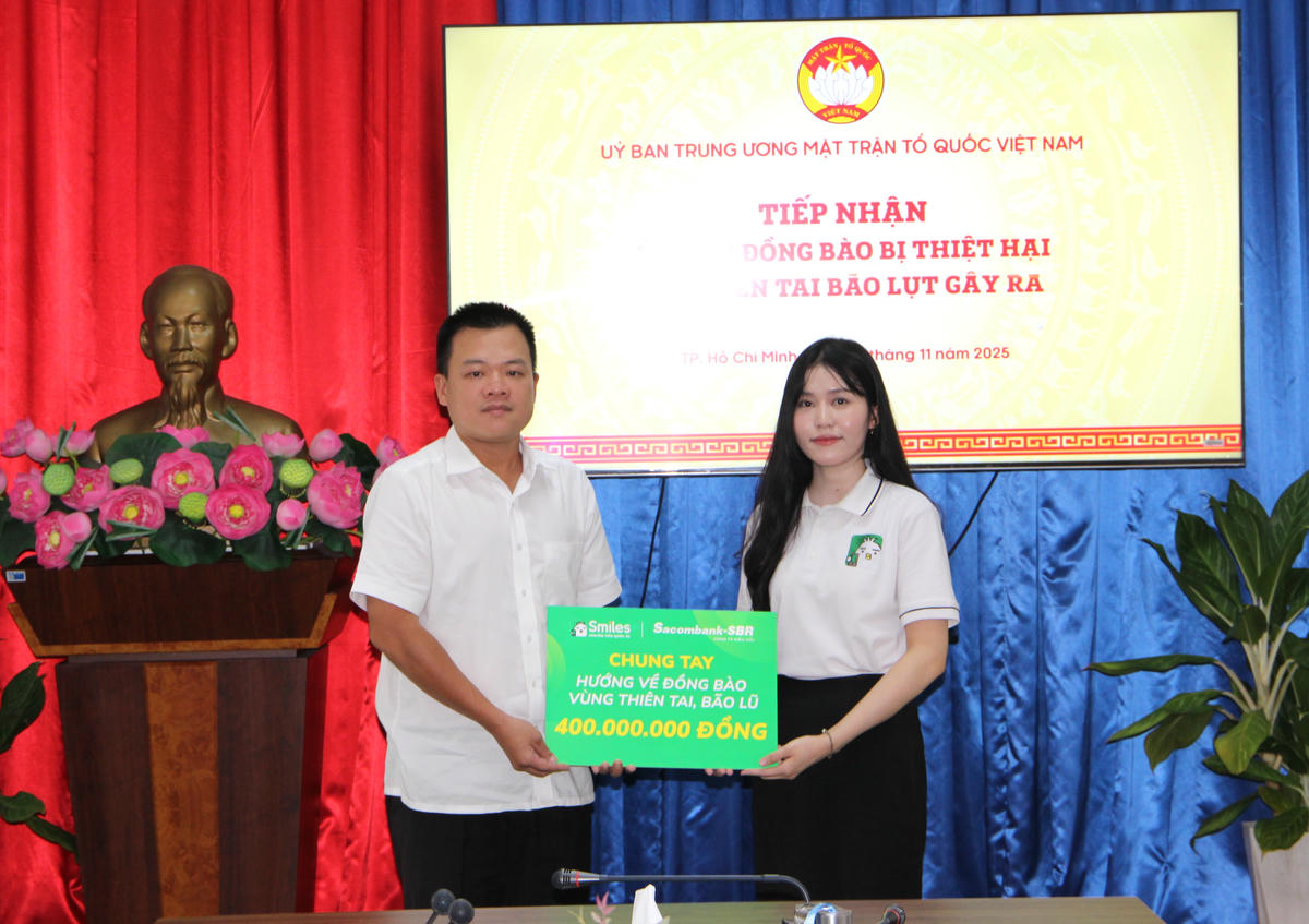 Đại diện hai công ty trao bảng ủng hộ đồng bào tới lãnh đạo Văn phòng Uỷ ban Trung ương Mặt trận Tổ quốc Việt Nam. Ảnh: Q. Định.