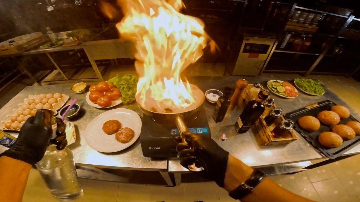 Đầu bếp là một trong những nghề cần sự tập trung cao độ và chịu áp lực cực lớn.