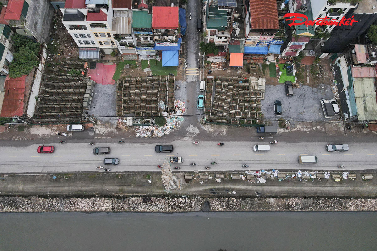 Tháng 8/2024, dự án mở rộng đường Tam Trinh (quận Hoàng Mai cũ) khởi động lại sau nhiều năm gặp khó khăn trong công tác giải phóng mặt bằng (GPMB). Thời điểm này, một phần mặt bằng sạch được chủ đầu tư bàn giao cho nhà thầu để triển khai thi công dự án.
Dù vậy, theo ghi nhận của PV Báo Đại đoàn kết ngày 10/11/2025, dự án mở rộng đường Tam Trinh vẫn thi công cầm chừng, ngổn ngang từng đoạn.