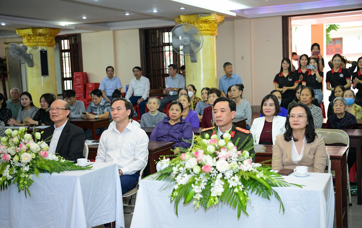 Bà Trần Thị Ngân - Phó Chủ tịch Uỷ ban MTTQ tỉnh Ninh Bình (ngoài cùng bên phải) cùng các đại biểu dự lễ phát động. Ảnh: Đình Minh