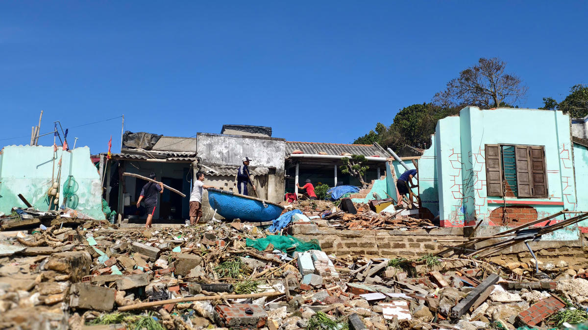 Những ngôi nhà của ngư dân ở làng chài xã Phù Mỹ Đông, tỉnh Gia Lai bị sập đổ hoàn toàn. Ảnh: Đình Sang.