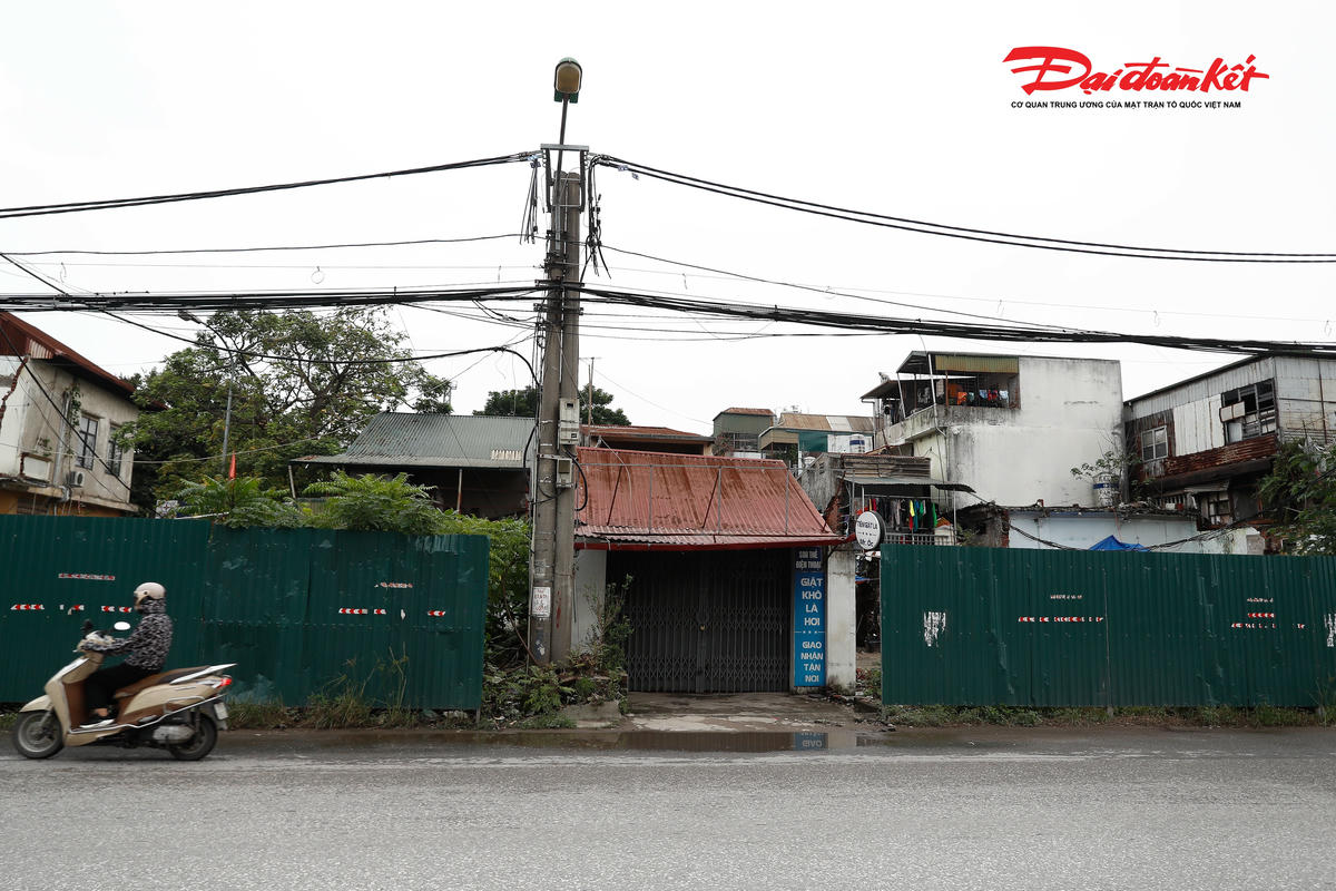 Chia sẻ với PV, bà Đinh Thị Hoa (số 475 Tam Trinh) cho biết, hộ nhà bà có 68m2 đất nằm trong diện thu hồi để làm đường. Tuy nhiên, mức giá đền bù mà gia đình nhận được thông báo chỉ là 1 tỷ đồng và không được bố trí tái định cư. 