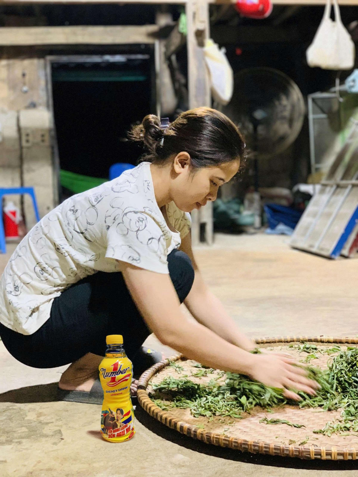 Linh giữa xưởng chè Tủa Chùa, nơi cô gái trẻ thắp lên giấc mơ làm chè sạch. Mỗi mẻ trà là kết tinh của niềm tin, đam mê không lùi bước với năng lượng tiếp sức từ Number 1. (Ảnh NVCC)