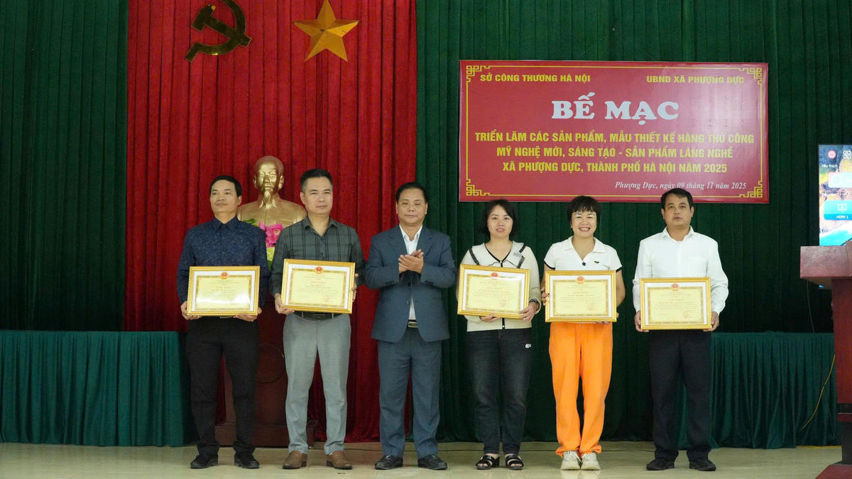 Khen thưởng những cá nhân có thành tích xuất sắc trong hội chợ triển lãm. Ảnh: T.B.