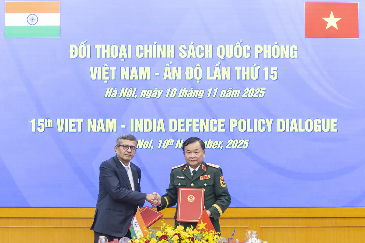 Thượng tướng Hoàng Xuân Chiến và Thư ký Quốc phòng Ấn Độ Rajesh Kumar Singh ký biên bản đối thoại. Ảnh: Quang Vinh.