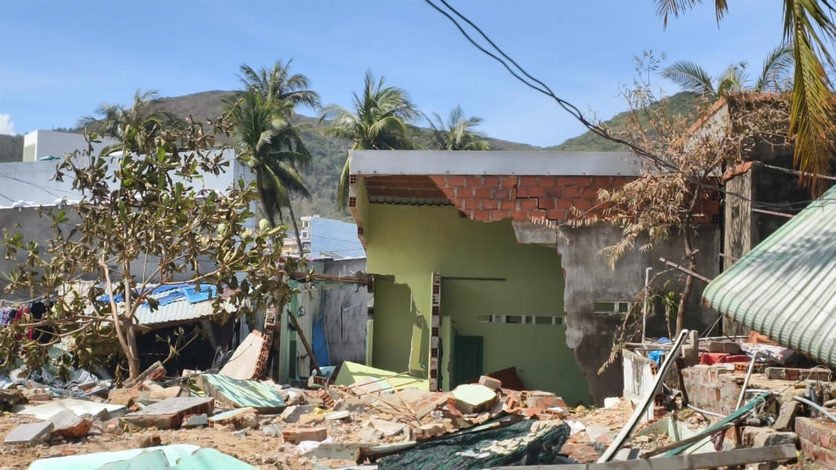 Nhiều ngôi nhà dân ở tỉnh Gia Lai bị sập đổ hoàn toàn do bão số 13 gây ra. Ảnh: Tấn Thành.