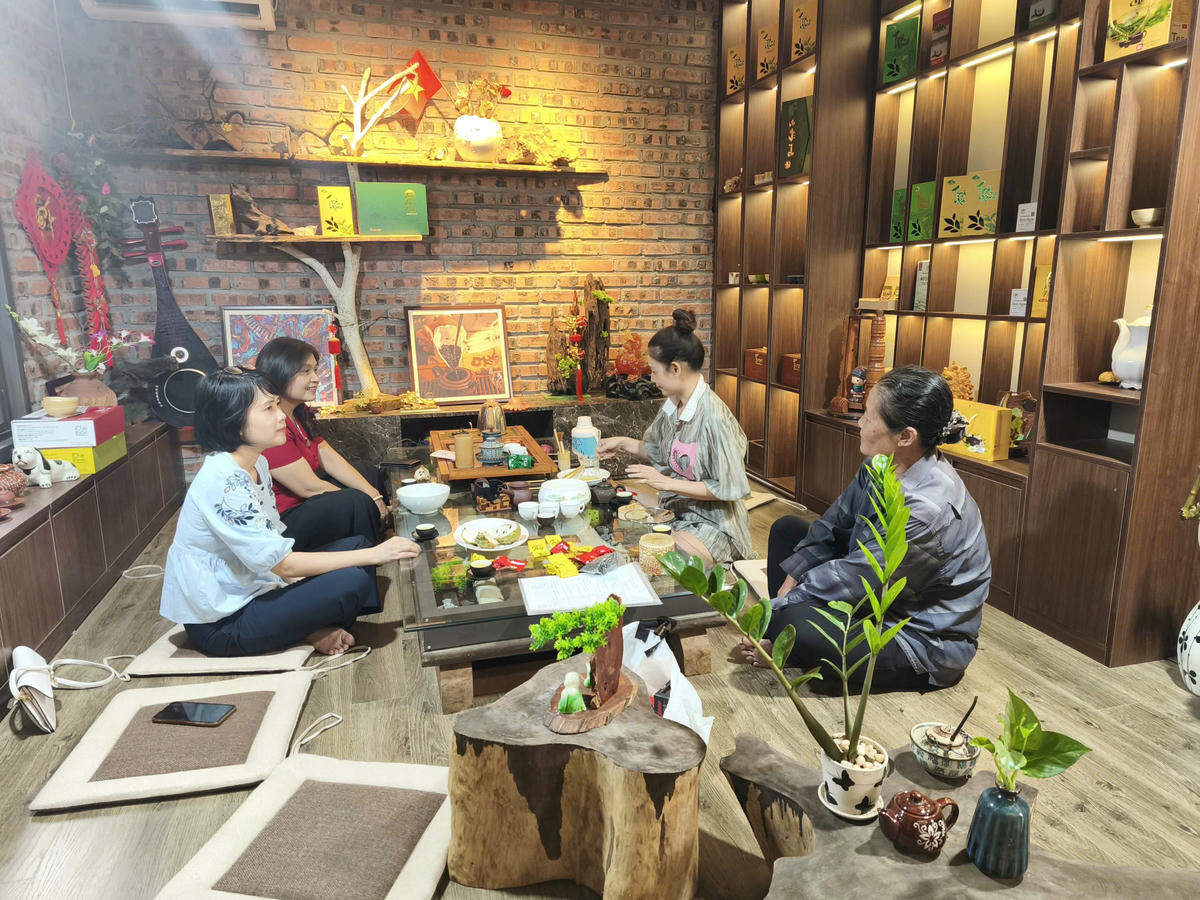 Trao đổi với HTX Thanh Huyền Trà về phát triển sản phẩm.