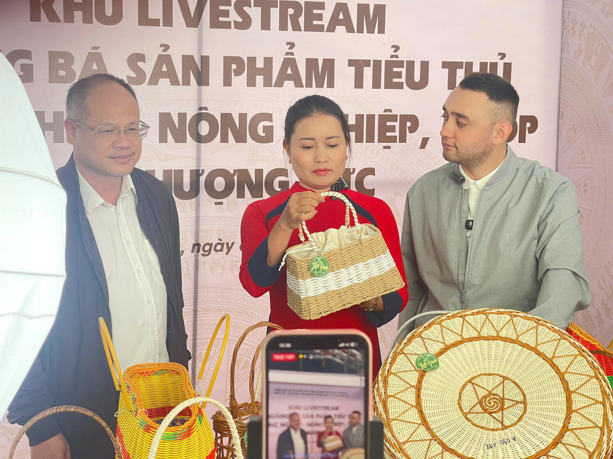 Chủ tịch UBND xã Nguyễn Trọng Vĩnh trực tiếp tham gia Livestream tại hội chợ triển lãm. Ảnh: T.B.