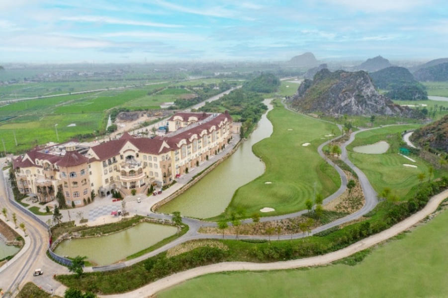 Tổ hợp Legend Valley Country Club gồm sân gôn 18 hố đạt chuẩn thi đấu quốc tế, khách sạn sang trọng Legend Valley Hotel và công viên vui chơi giải trí Bright Park sẽ mang đến trải nghiệm đa dạng, vô cùng thú vị cho du khách. 