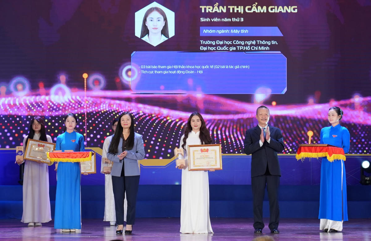 Trần Thị Cẩm Giang được vinh danh là Nữ sinh Khoa học Công nghệ Việt Nam 2025. . (Ảnh QCV)
